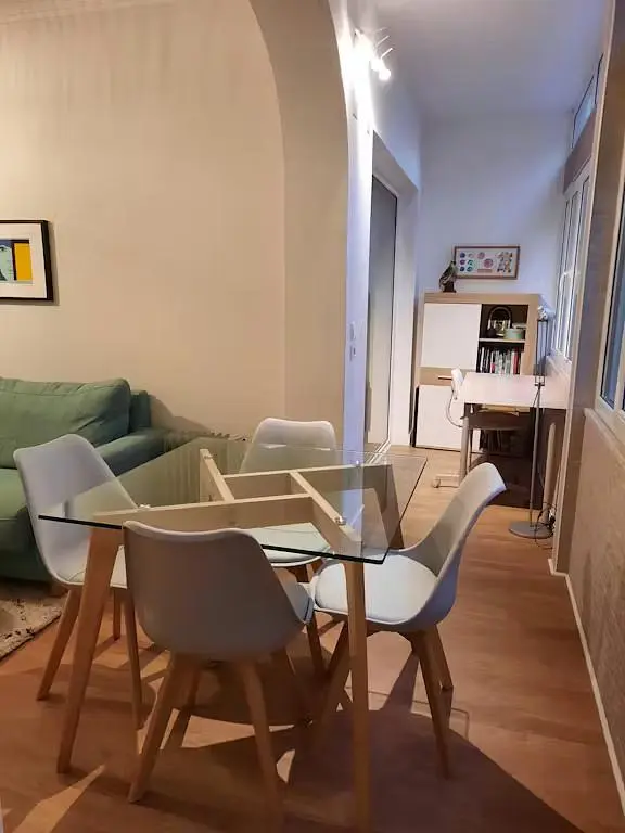 Wohnzimmer; holzboden, tageslicht