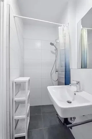 Łazienka; podłoga z płytek, światło dzienne