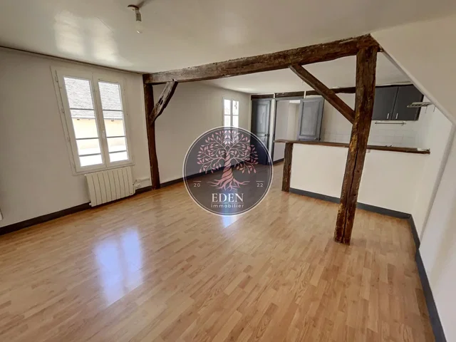 Salon; parquet, poutres en bois, lumière naturelle