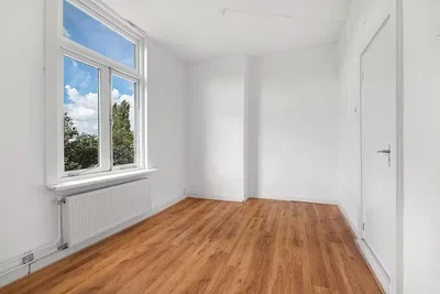 Chambre; parquet, lumière naturelle, nécessite rénovation