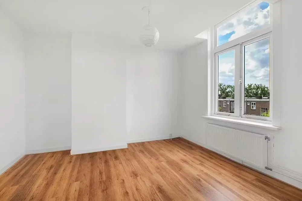 Chambre; parquet, lumière naturelle, vue