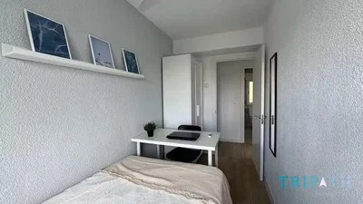 Schlafzimmer; holzboden, tageslicht, moderner stil