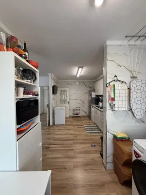 Küche; küchengeräte, holzboden, tageslicht