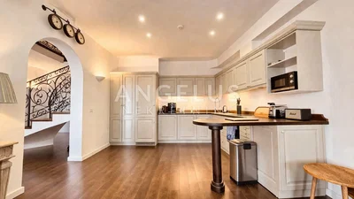 Cucina; elettrodomestici, pavimento in legno, luce naturale
