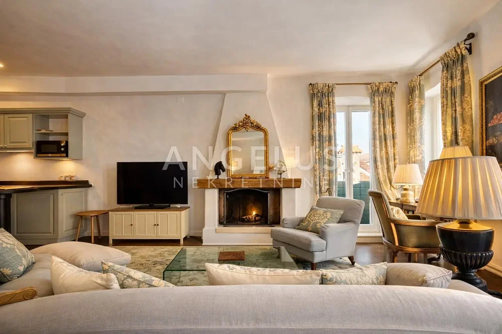 Soggiorno; camino, luce naturale, stile moderno