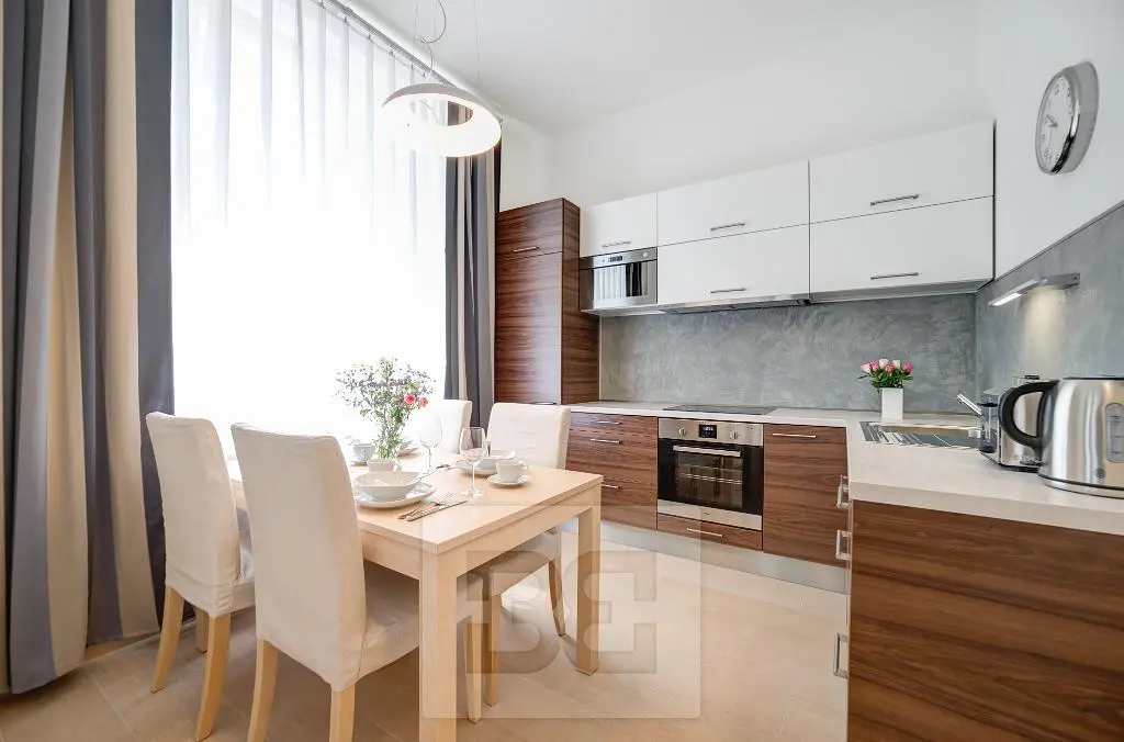 Kitchen; kitchen appliances, natural light, modern style