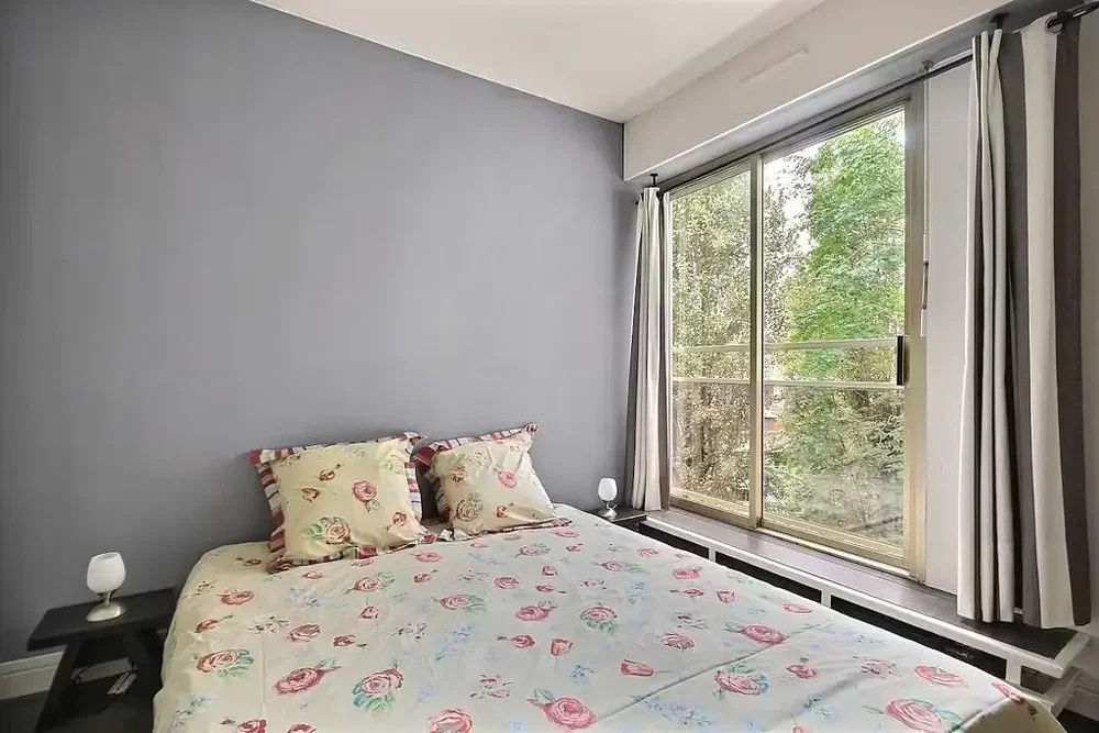 Schlafzimmer; tageslicht, holzboden
