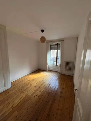 Dormitorio; suelo de madera, luz natural
