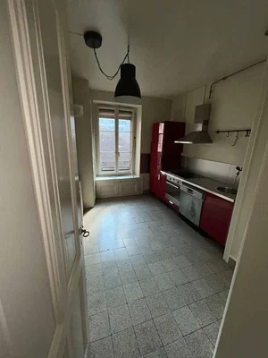 Cocina; suelo de baldosas, luz natural