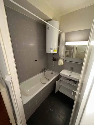 Baño; suelo de baldosas, calentador de agua, necesita renovación