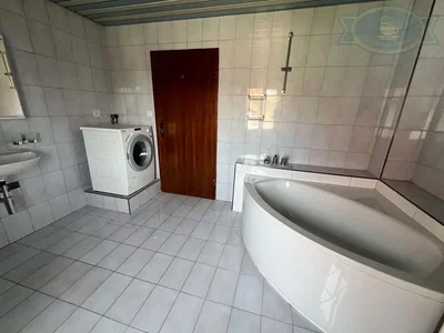 Bagno; pavimento in piastrelle, travi in legno