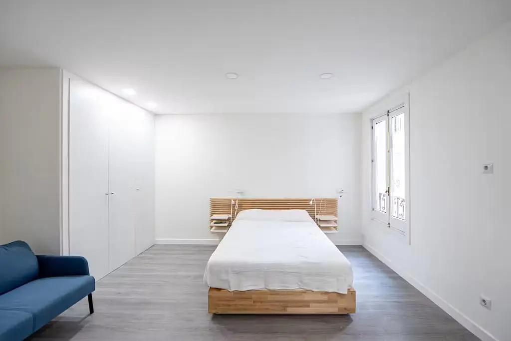 Schlafzimmer; holzboden, tageslicht