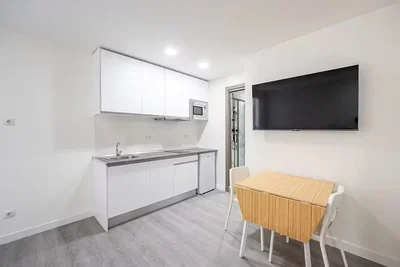 Küche; küchengeräte, tageslicht, moderner stil, fliesenboden