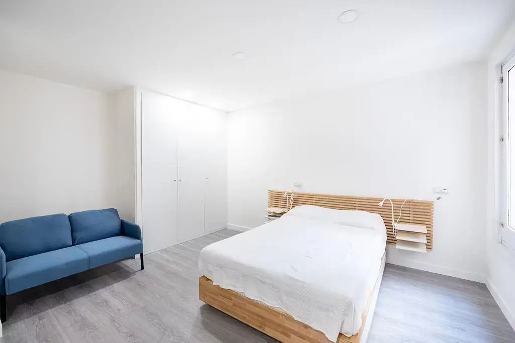 Slaapkamer; natuurlijk licht, houten vloer