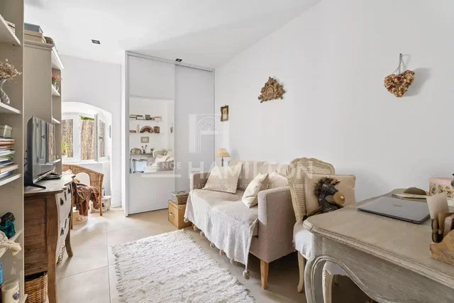 Woonkamer; natuurlijk licht, houten vloer