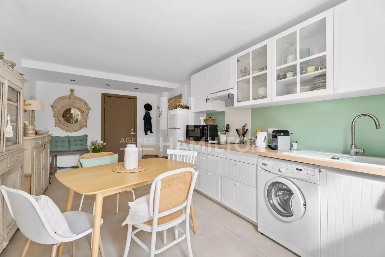 Keuken; keukenapparatuur, tegelvloer, natuurlijk licht
