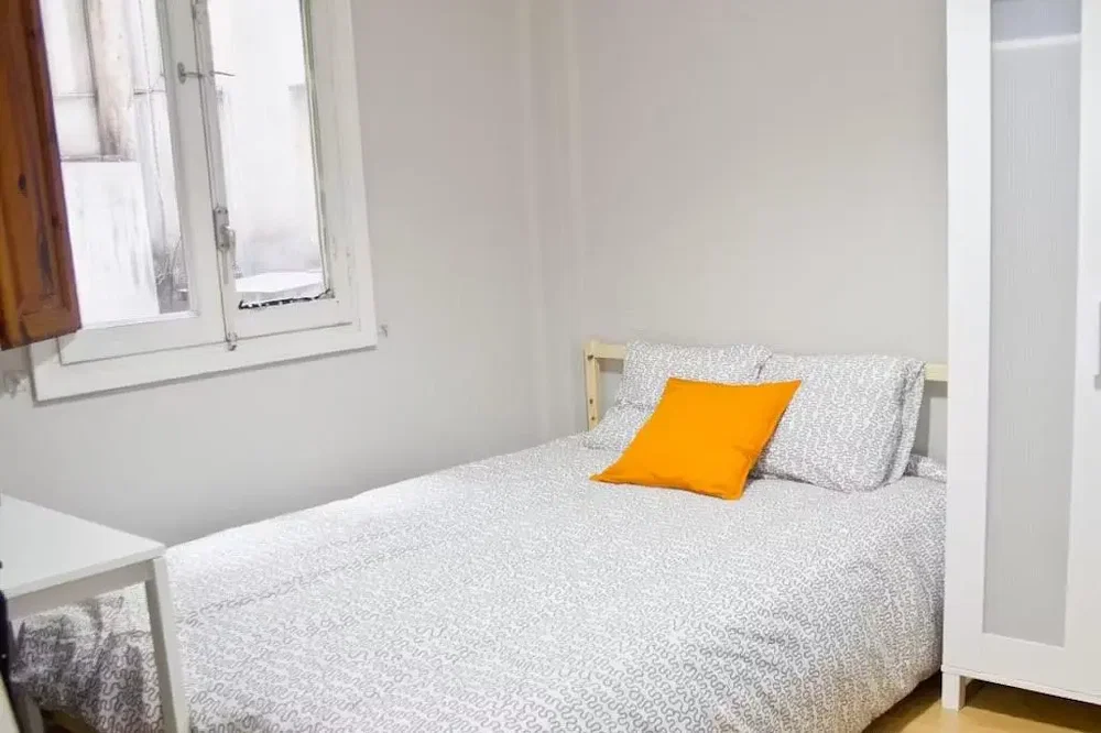 Ložnice; přirozené světlo, dřevěná podlaha