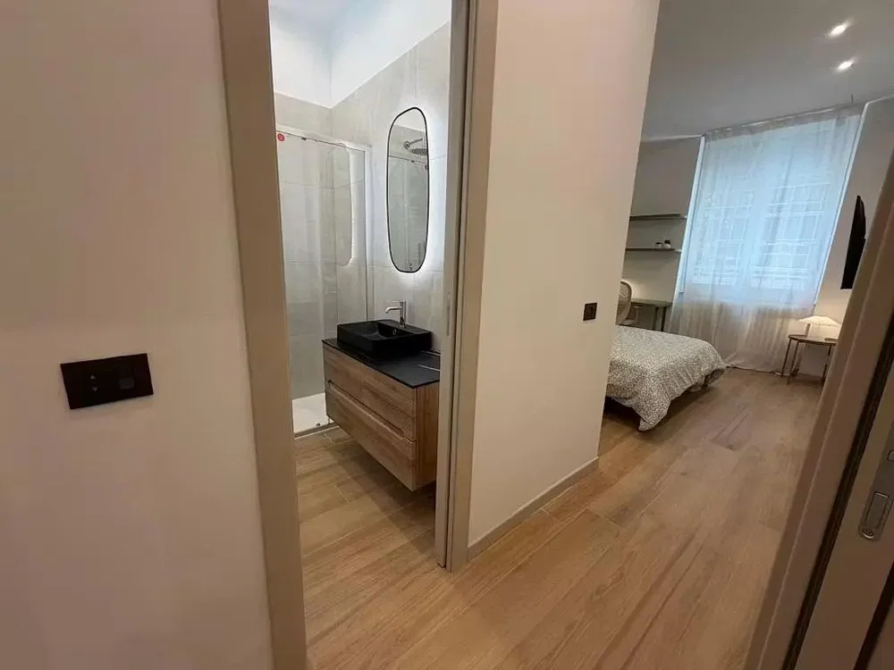 Ložnice; dřevěná podlaha, přirozené světlo