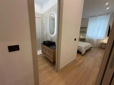 Ložnice; dřevěná podlaha, přirozené světlo