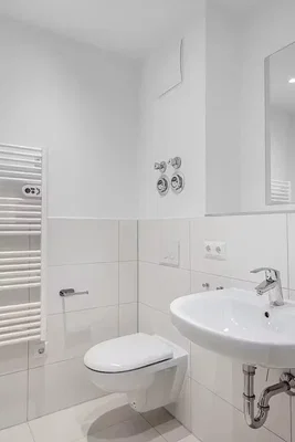 Toilettes; carrelage, lumière naturelle