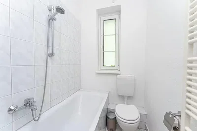Baño; suelo de baldosas, luz natural