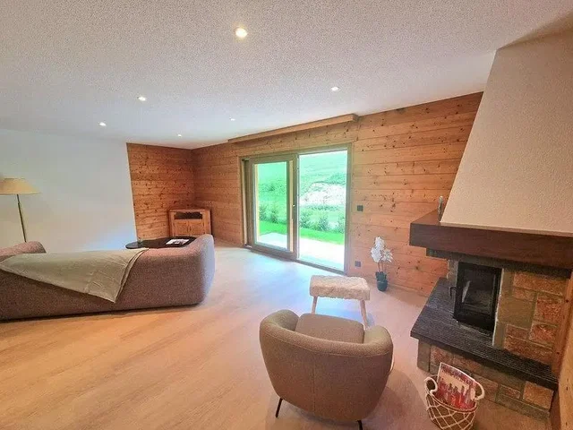 Schlafzimmer; holzbalken, kamin, tageslicht, rustikaler stil, holzboden