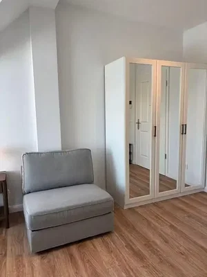 Dormitorio; suelo de madera, luz natural