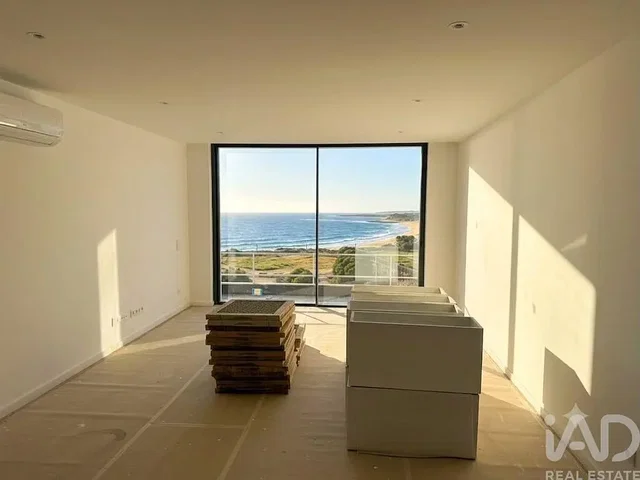 Sala de estar; vista, luz natural, precisa de renovação