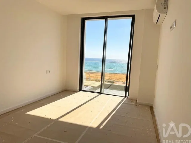 Sala de estar; vista, luz natural, precisa de renovação