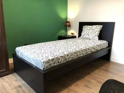 Dormitorio; suelo de madera, luz natural