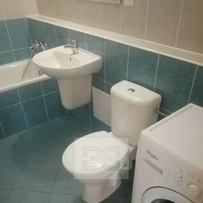 Toilette; fliesenboden, renovierungsbedürftig