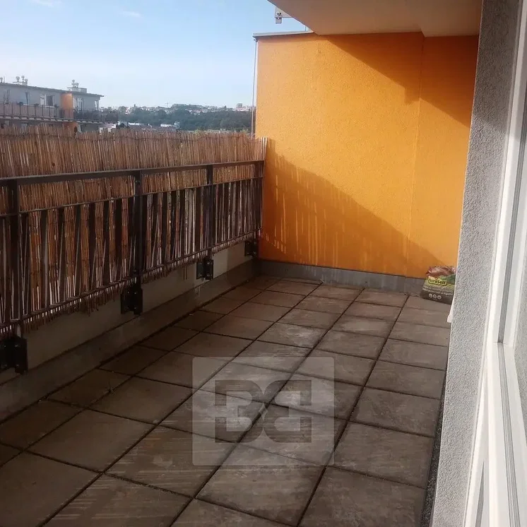 Balkon; blick, fliesenboden, tageslicht