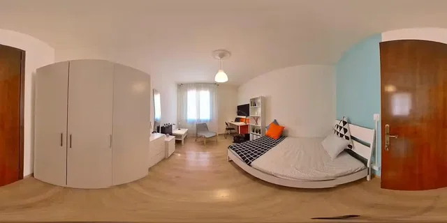 Camera da letto; pavimento in legno, luce naturale