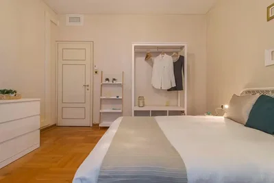 Slaapkamer; houten vloer, natuurlijk licht