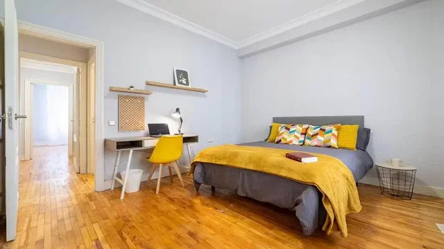 Spavaća soba; drveni pod, prirodna svjetlost