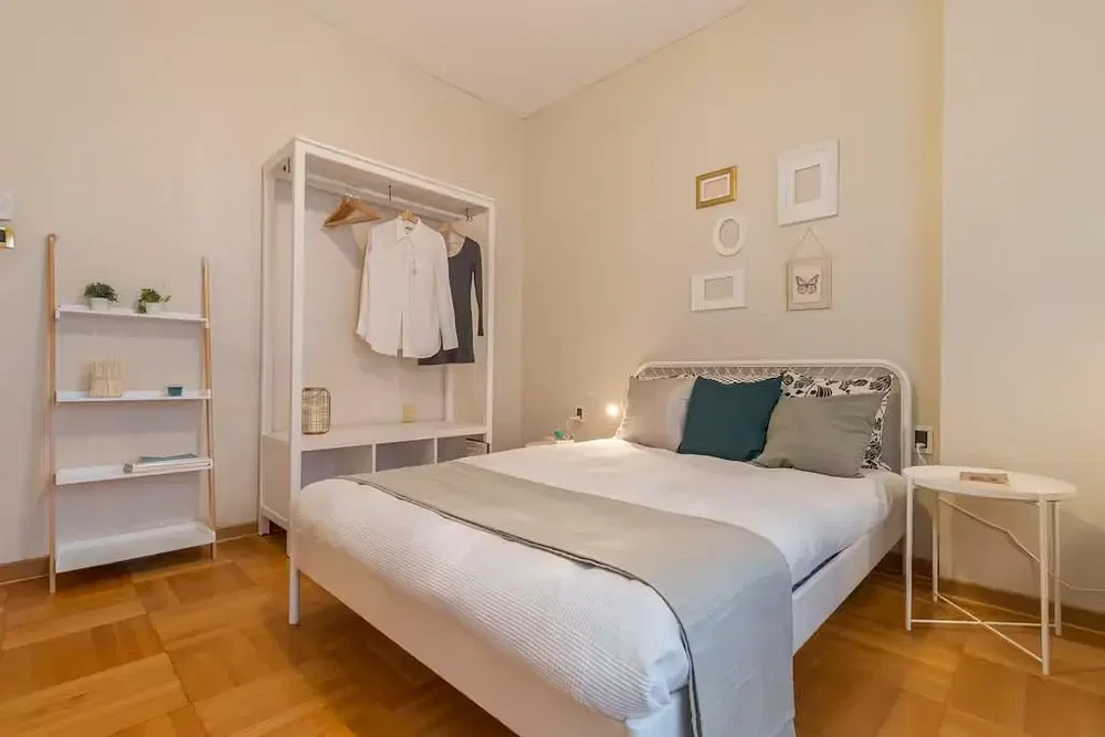Slaapkamer; houten vloer, natuurlijk licht