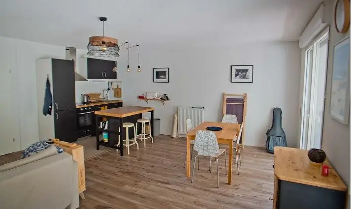 Wohnzimmer; küchengeräte, holzboden, tageslicht, moderner stil