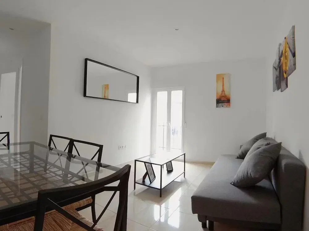 Woonkamer; natuurlijk licht, tegelvloer