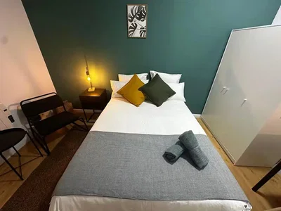 Camera da letto; pavimento in legno, luce naturale