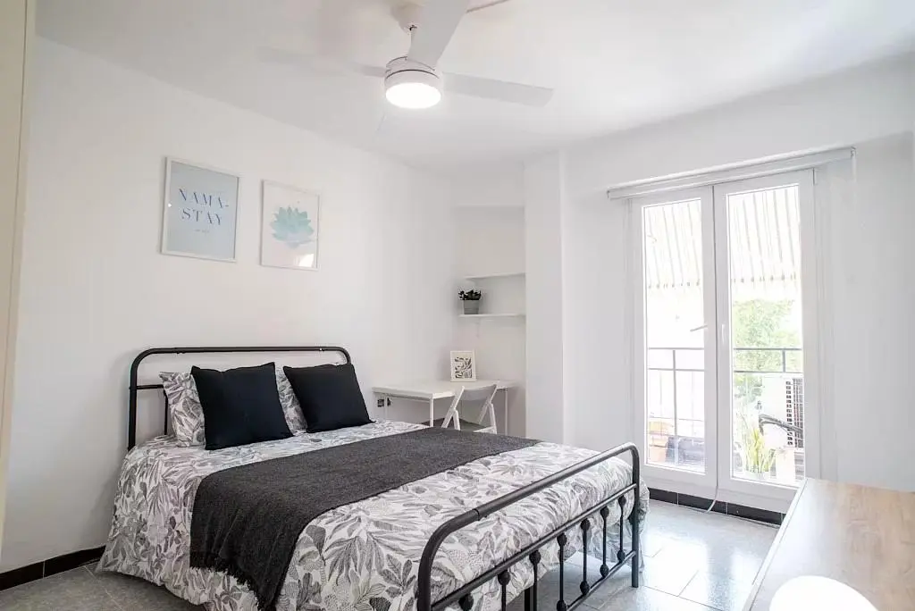 Camera da letto; luce naturale, pavimento in piastrelle