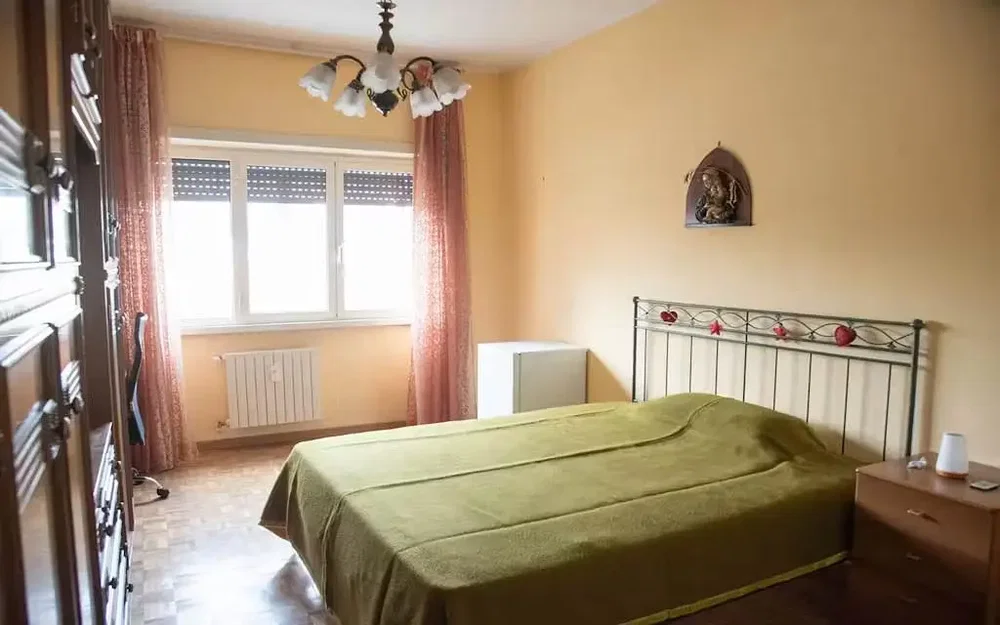 Schlafzimmer; tageslicht, holzboden