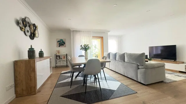 Wohnzimmer; tageslicht, holzboden, moderner stil