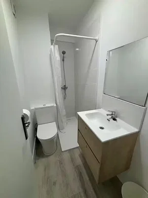 Badezimmer; fliesenboden, tageslicht