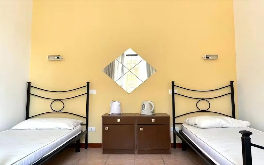 Schlafzimmer; fliesenboden, tageslicht