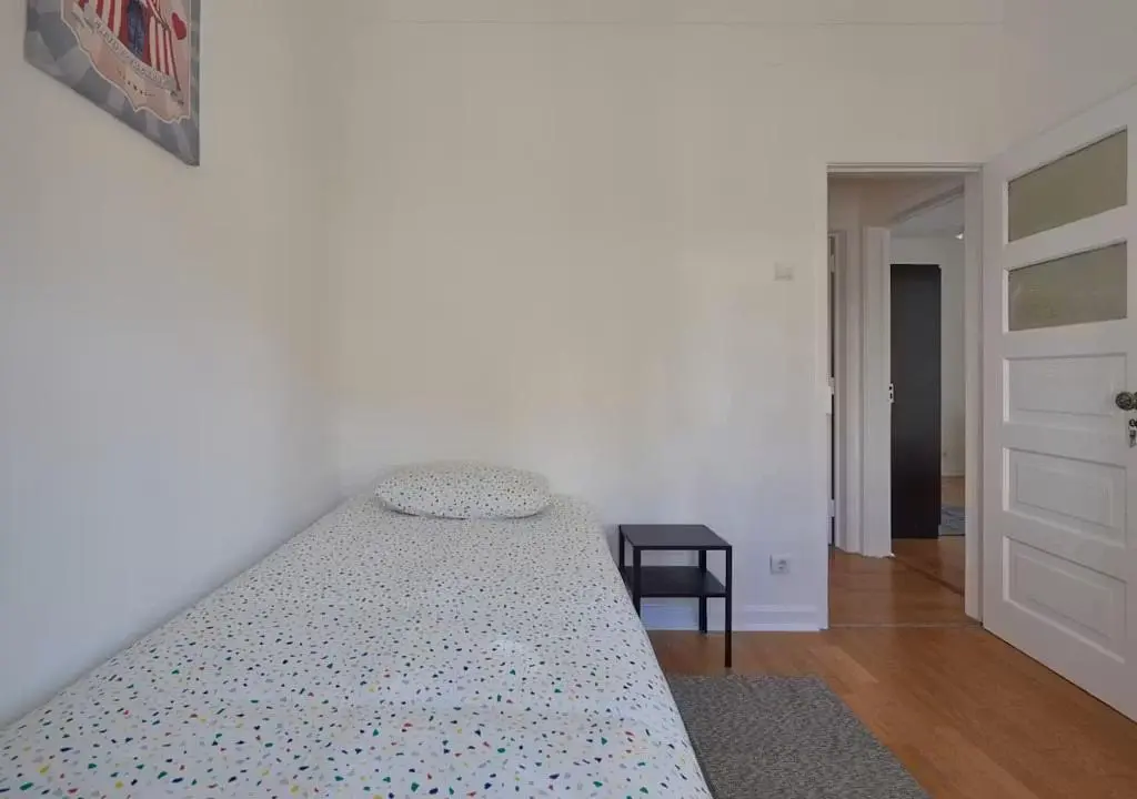 Spavaća soba; drveni pod, prirodno svjetlo