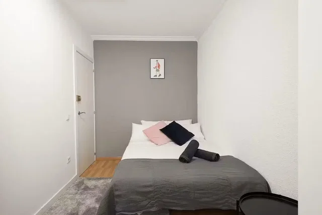 Camera da letto; luce naturale, pavimento in legno
