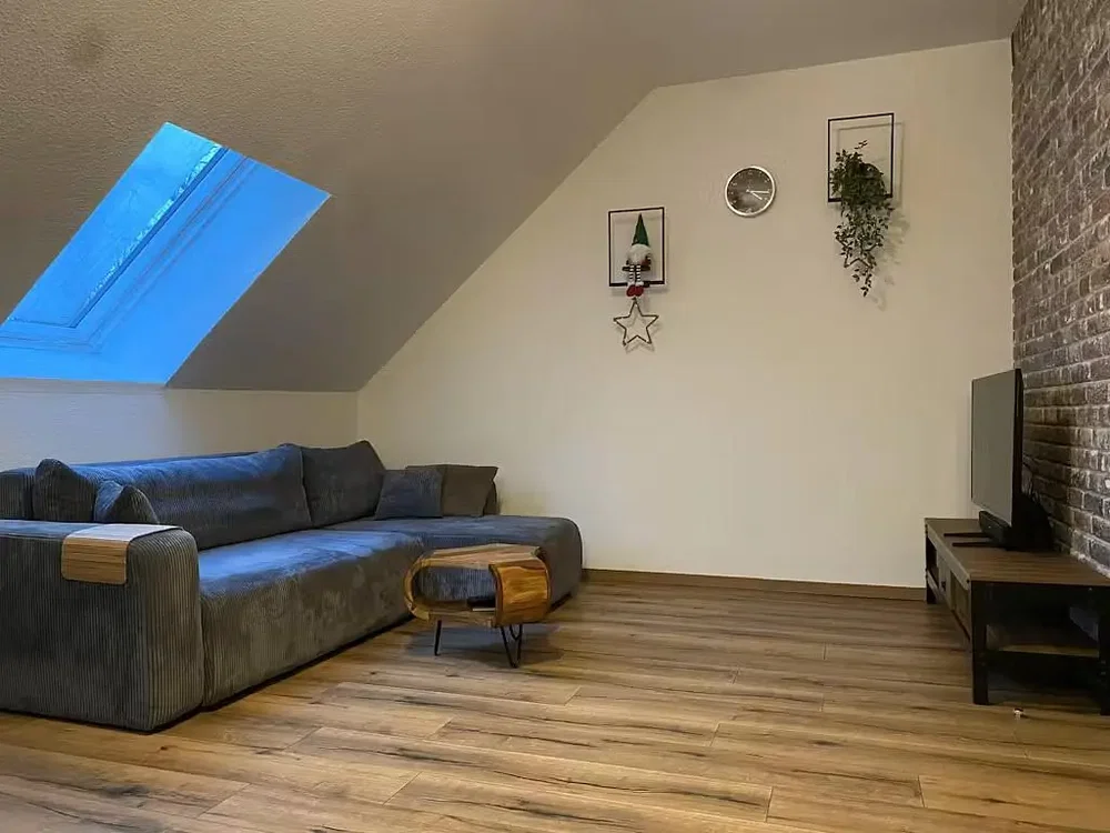 Soggiorno; pavimento in legno, luce naturale