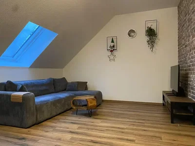 Soggiorno; pavimento in legno, luce naturale