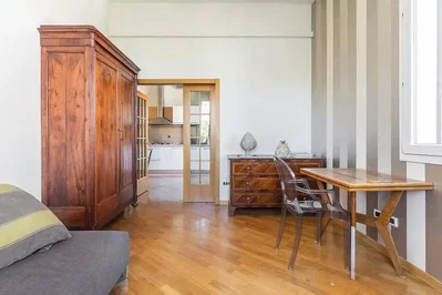 Slaapkamer; houten vloer, natuurlijk licht