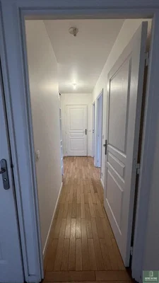 Kammer; holzboden, tageslicht